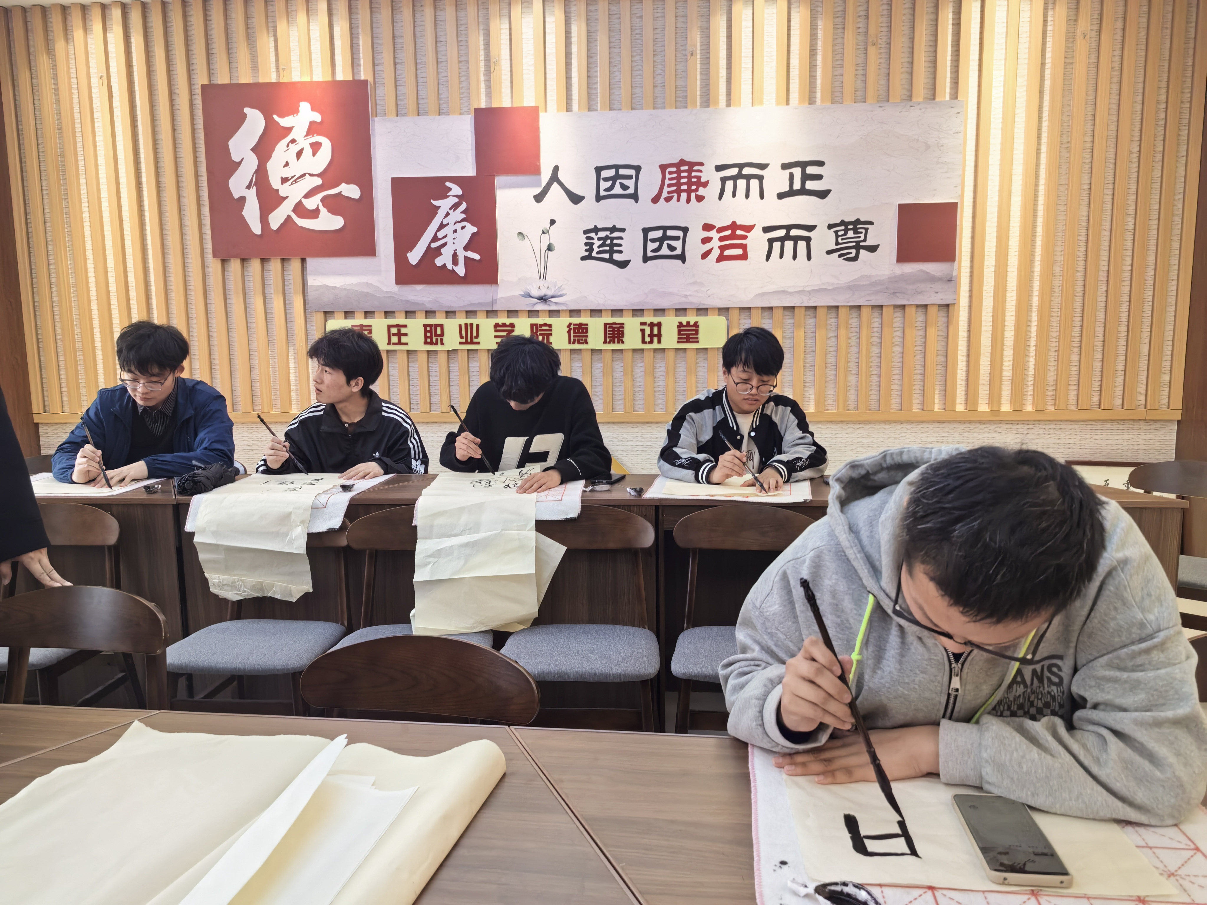 农学系开展“笔墨书清明 墨香寄追思”主题书法活动